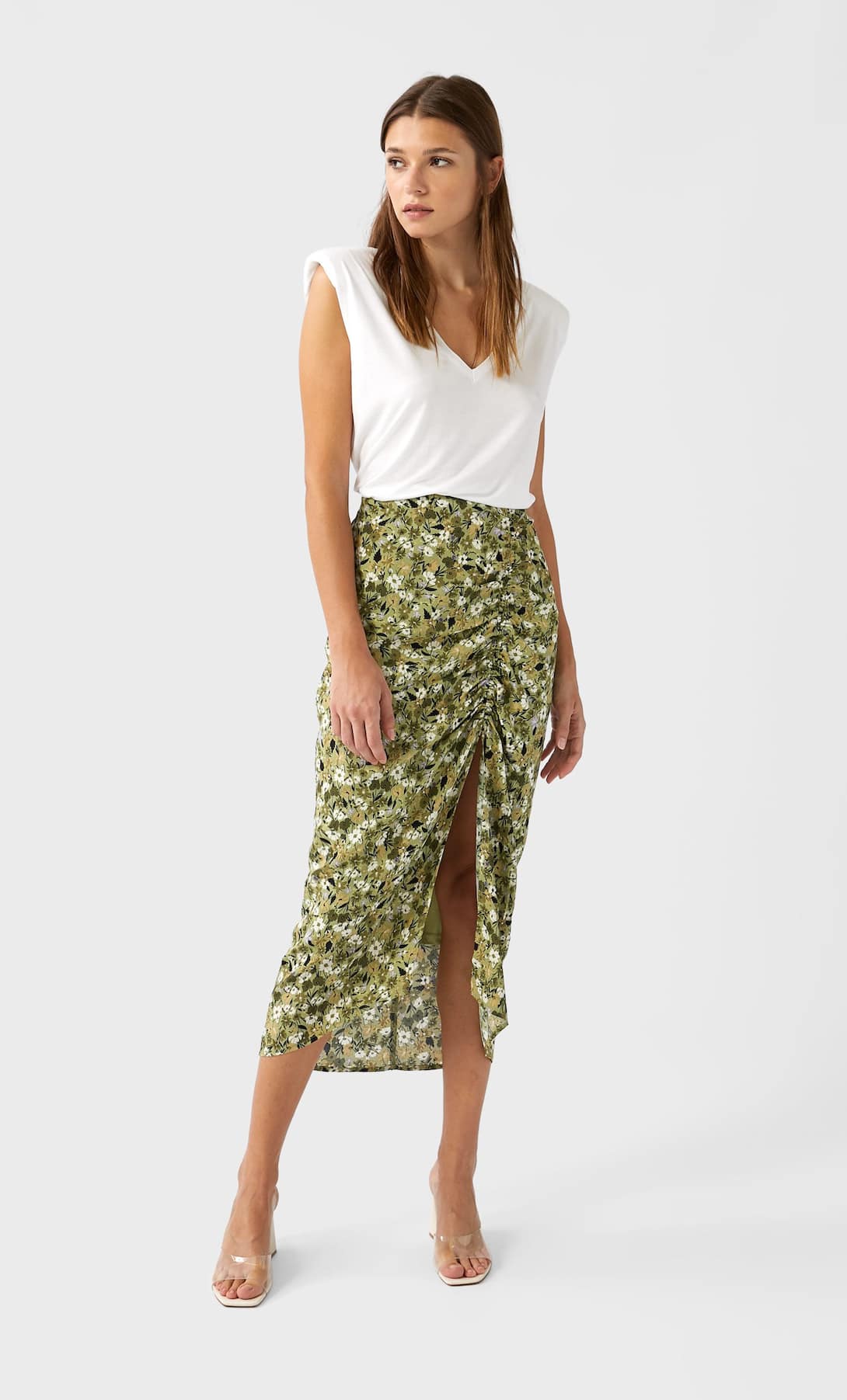 Stradivarius tiene la falda midi más buscada del verano, con fruncido y abertura lateral