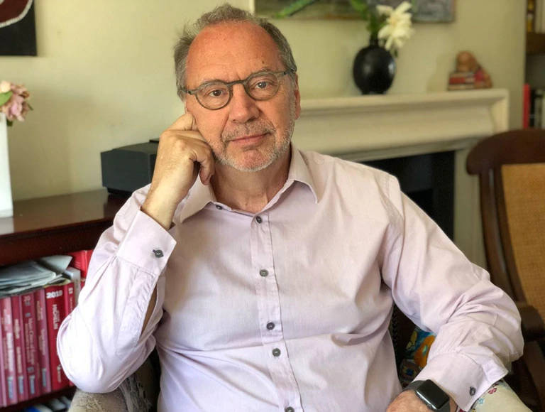 El virólogo e investigador belga, Peter Piot, que ha pasado los últimos 40 años siguiéndoles la pista a distintos virus y luchando contra ellos.