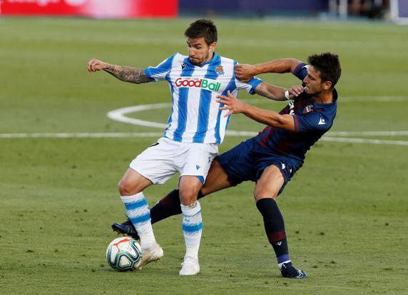 GRAF3554. LA NUCÍA, 06/07/2020.- El centrocampista serbio del Levante Nemanja Radoja (d) disputa un balóncon el delantero de la Real Sociedad Cristian Portugués 'Portu' (i) durante el encuentro de Liga Santander entre la UD Levante y la Real Sociedad, este lunes en el Estadio Olímpico Camilo Cano, en La Nucía, Alicante. EFE / Manuel Lorenzo