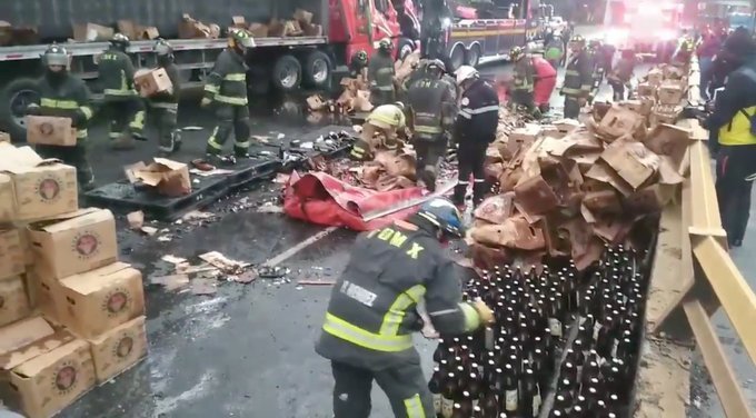 Vuelca camión cargado de cerveza, bomberos evitan la rapiña