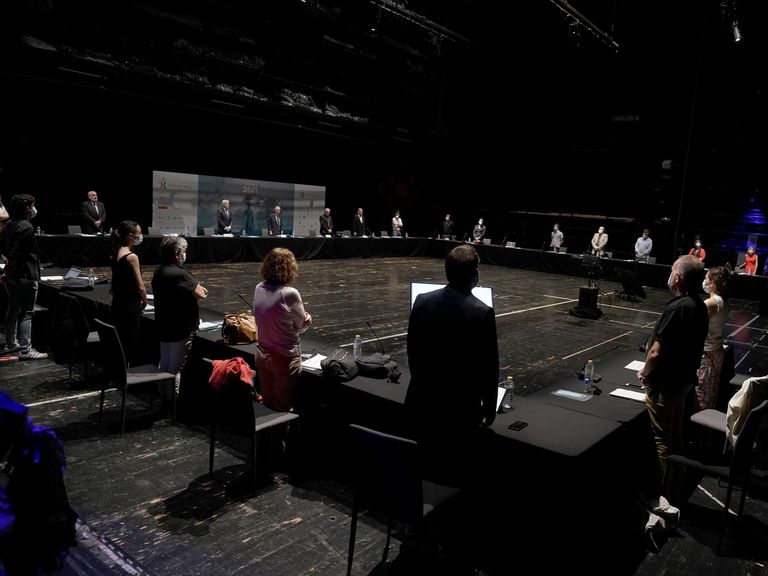 Minuto de silencio durante la presentación de la nueva temporada del Teatro Real en la parte trasera del escenario.