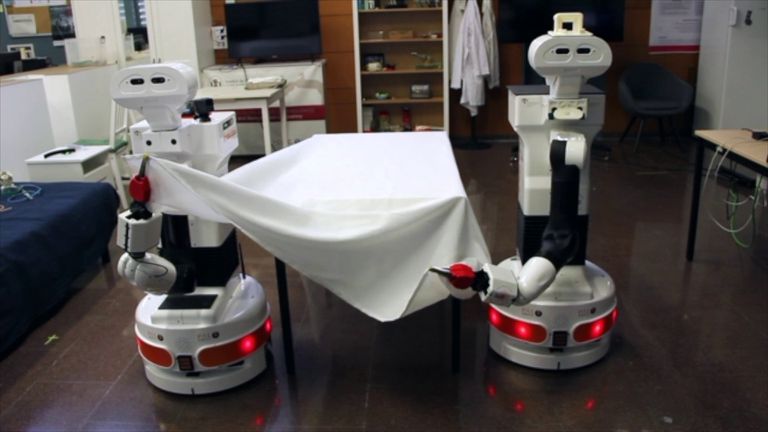 Prototipos desarrollados en el proyecto Clothilde manipulando un textil.