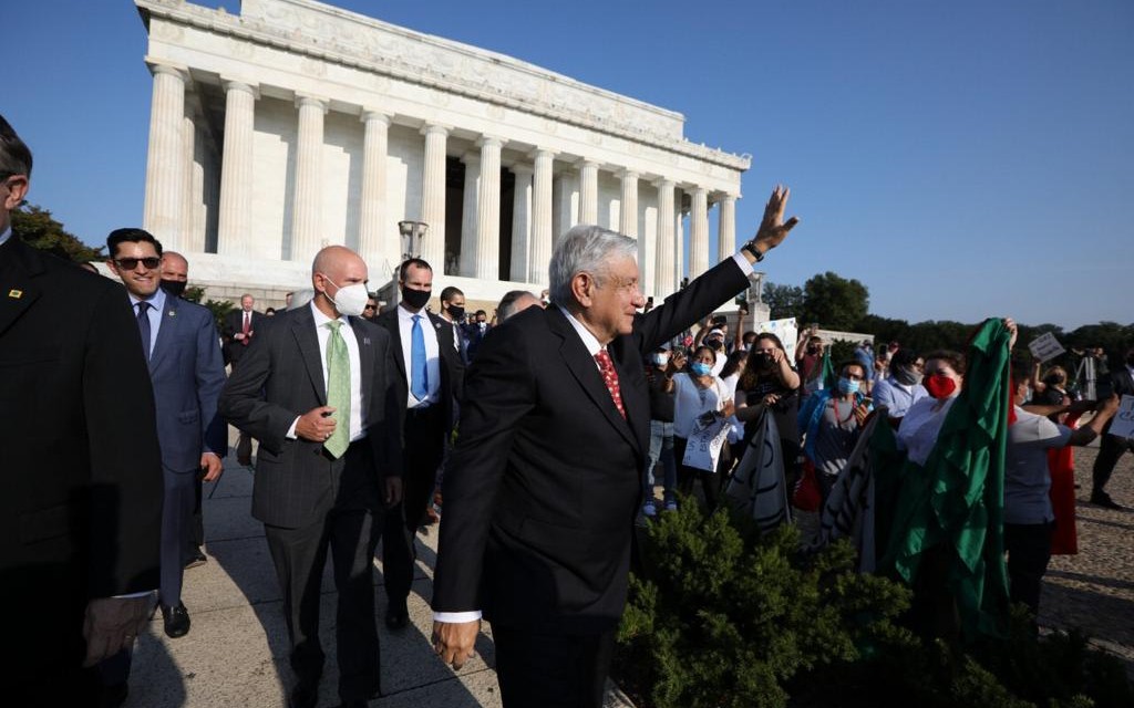 ‘No estás solo’, corean mexicanos en EU a AMLO tras ofrendas a Lincoln y Juárez
