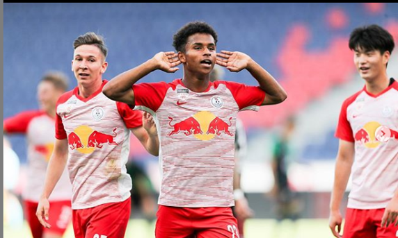 Karim Adeyemi celebra un gol con el juvenil del Red Bull Salzburgo