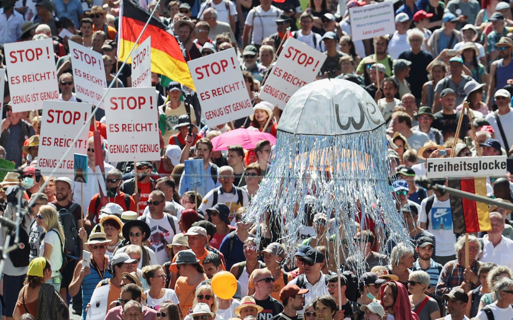 “La máscara que nos esclaviza debe irse”, clamor en Berlín contra medidas por Covid-19 | Video