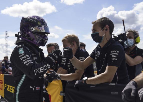 Hamilton logró la pole en Silverstone