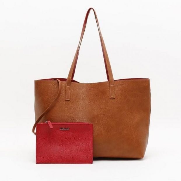 Misako tiene el bolso reversible de moda, un 2 en 1 perfecto rebajado a 12 euros