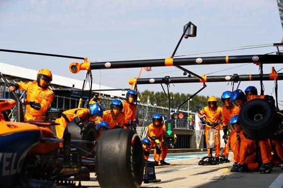 Otra mala parada arruinó la carrera de Sainz