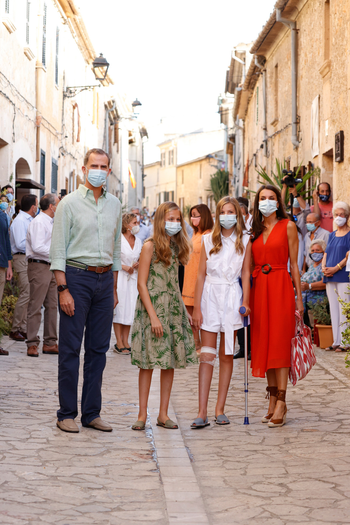 La infanta Sofía, con muletas y una venda en su visita a Petra