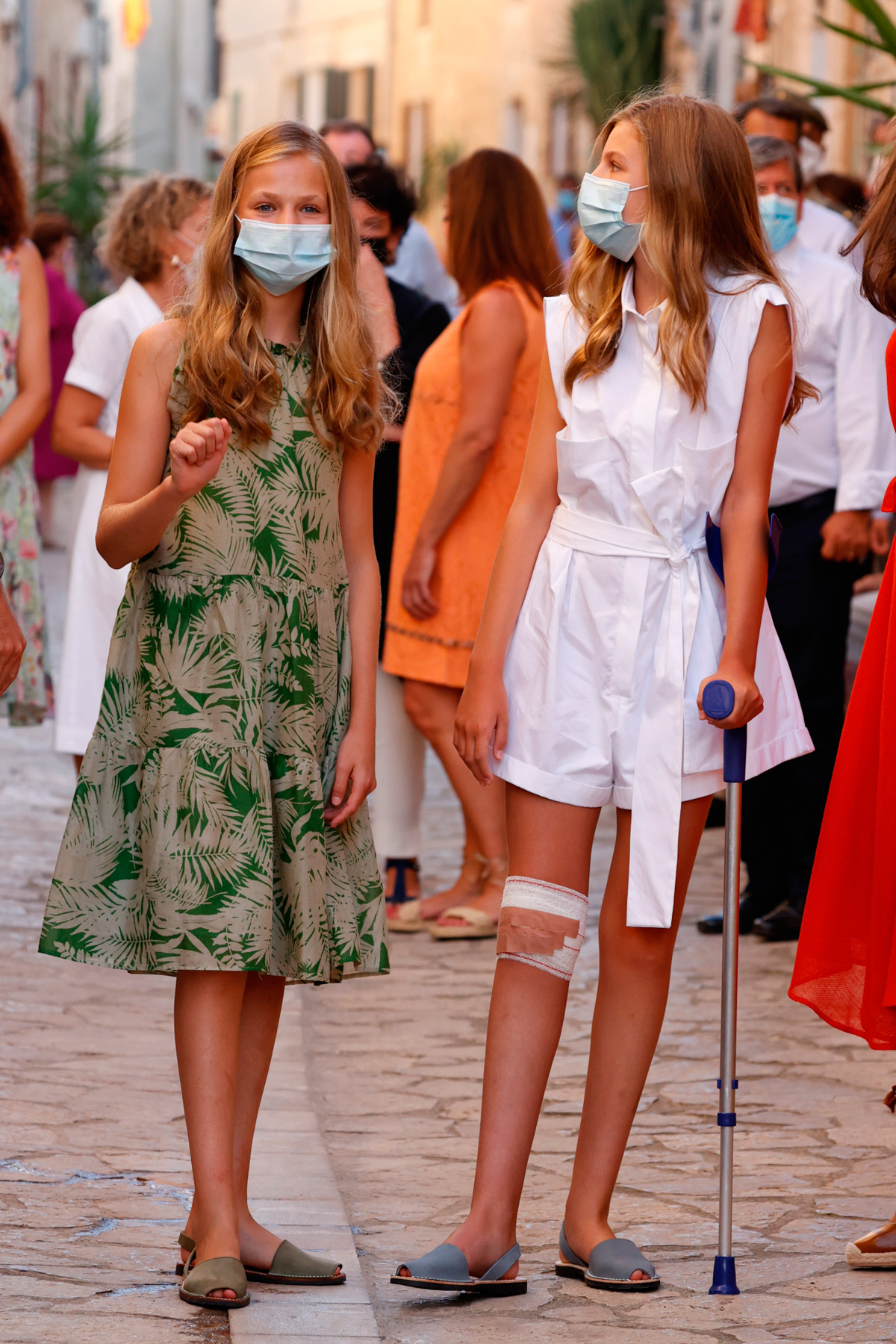 La infanta Sofía, con muletas y una venda en su visita a Petra