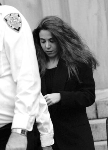 Amy Fisher abandona el juzgado de Nassau tras serle impuesta una fianza de dos millones de dólares.