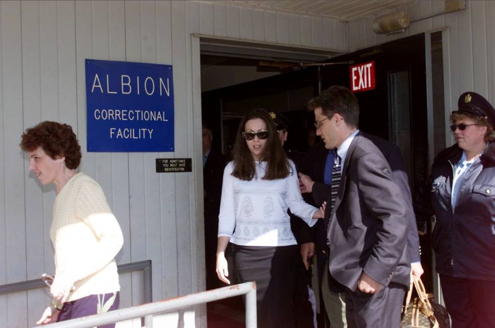 Amy Fisher en 1999, tras salir de prisión. A la izquierda su madre, Roseann Fisher. 