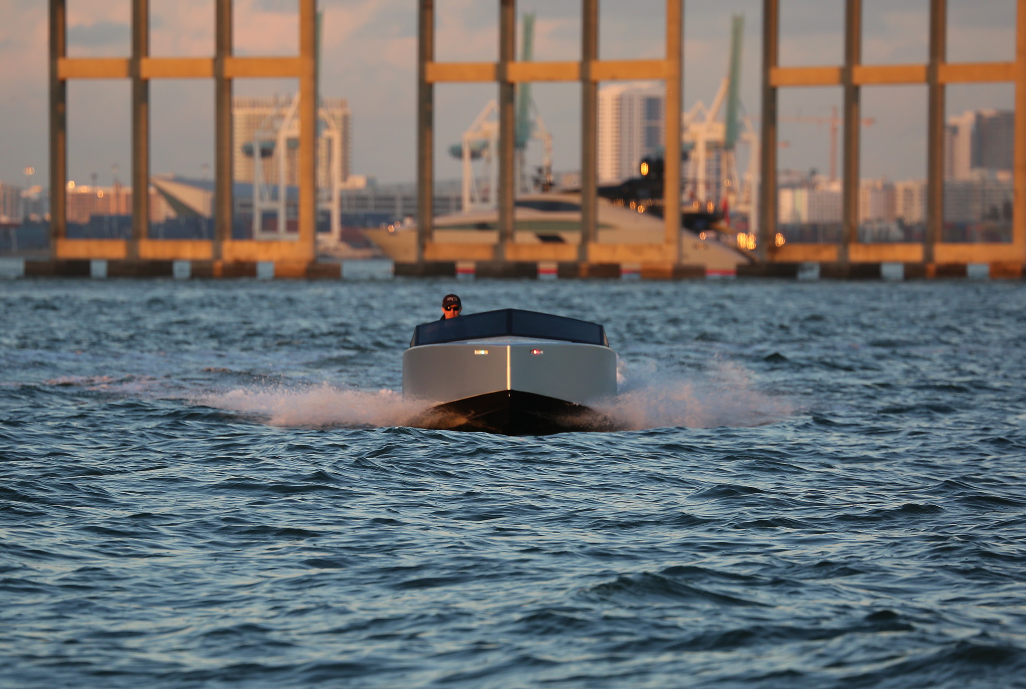 Vista frontal del barco eléctrico Z2R.