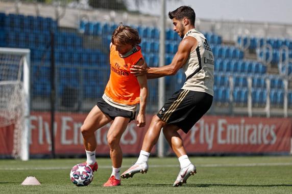 Modric y Asensio, durante el entrenamiento