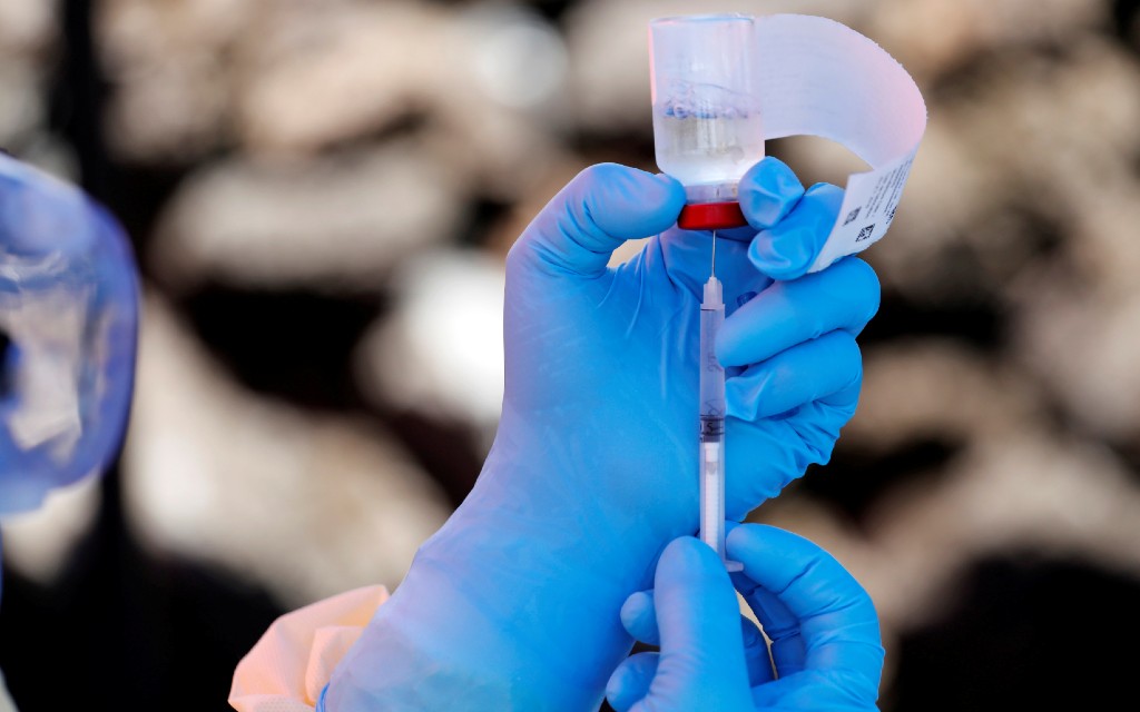 Reciben con escepticismo vacuna anti-Covid creada en Rusia