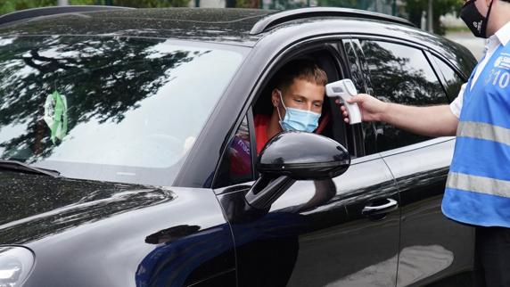 A Remiro le toman la temperatura a su entrada en las instalaciones