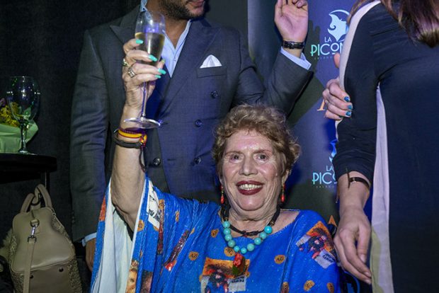 María Jiménez celebró sus 70 años en la pasarela de moda flamenca con un diseño de Aurora Gaviño y rodeada de sus amigos/Gtres