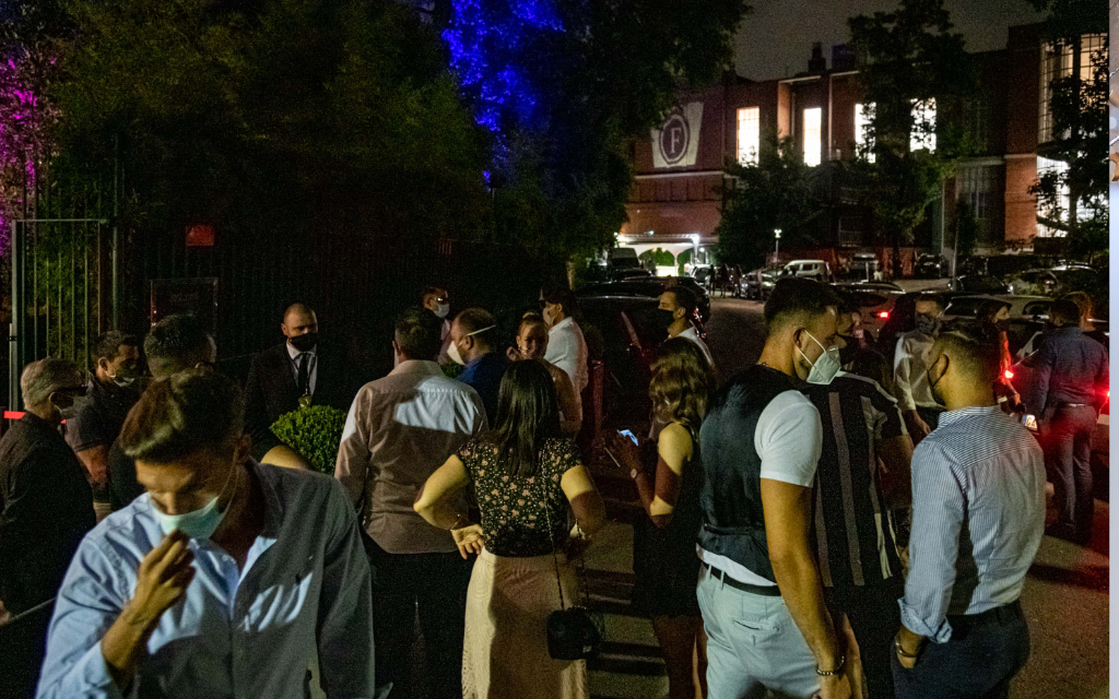 Italia ordena el cierre de discotecas mientras aumentan los contagios de coronavirus entre jóvenes