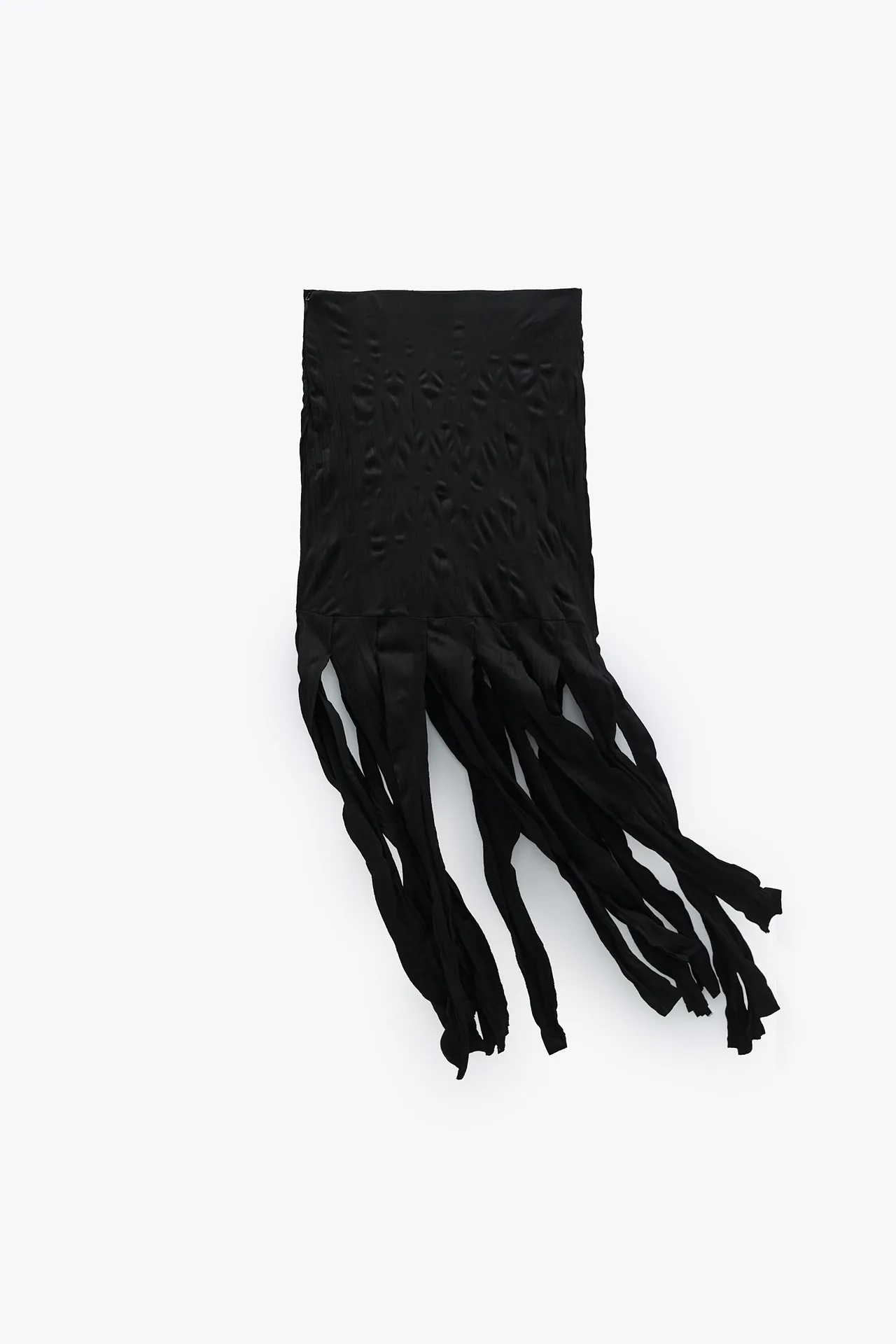 Esta es la falda con flecos más polémica de Zara ¿Disfraz de bruja o alta costura?