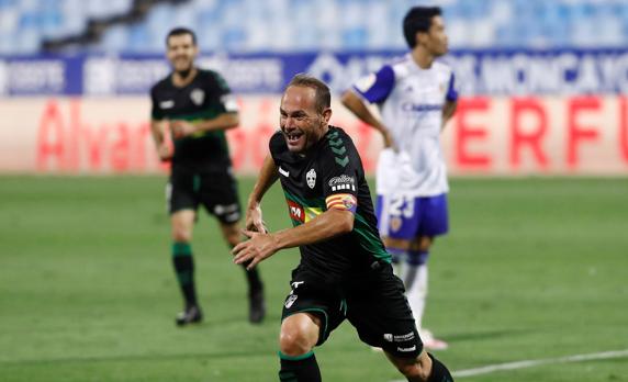 GRAF2498. ZARAGOZA, 16/08/2020.- El delantero del Elche Nino celebra su gol, único del partido, durante el encuentro de vuelta de la primera eliminatoria del Play-off de ascenso a Primera División que Zaragoza y Elche juegan hoy domingo en La Romareda. EFE/Toni Galán