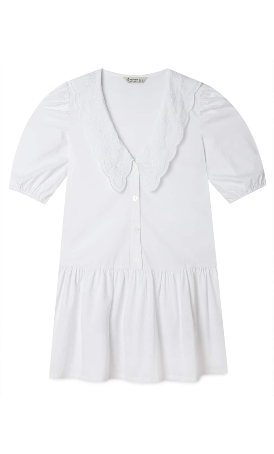 Este vestido blanco con cuello bobo de Stradivarius es digno de la realeza