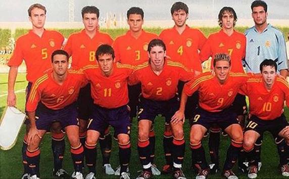 Silva, con el 11, y Moyá, arriba, en un partido de categorías inferiores de la selección