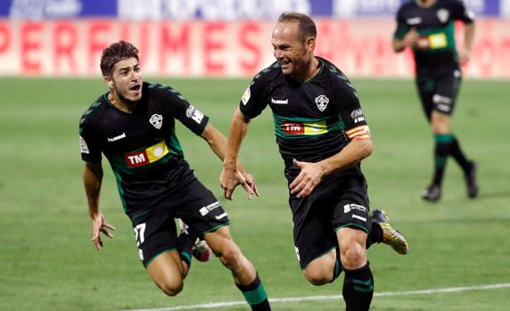 Nino (Elche) celebra su gol ante el Zaragoza en La Romareda. EFE/Toni Galán