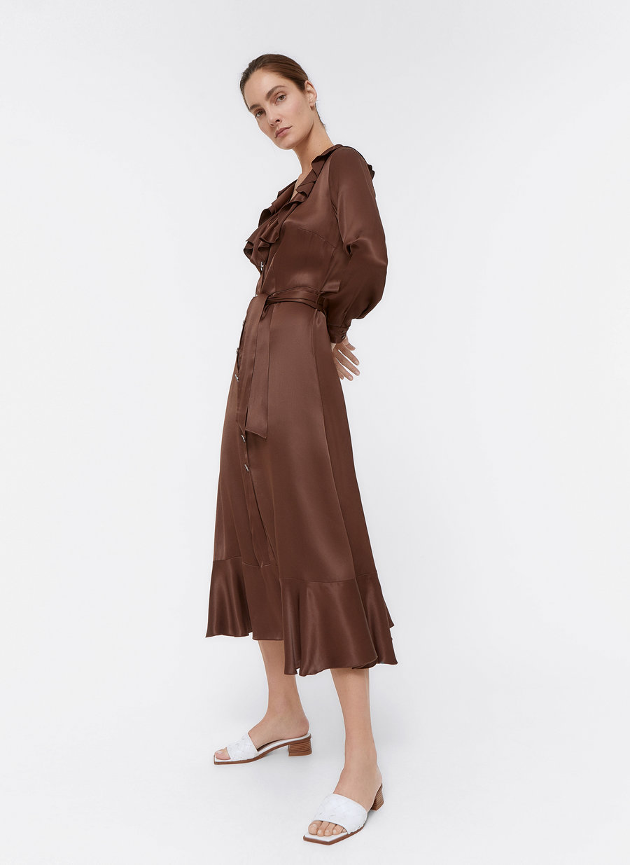 Este es el vestido con botón joya de Uterqüe de rebajas perfecto para un look de invitada de noche