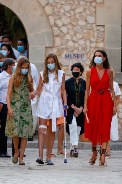 La reina Letizia junto a la princesa Leonor y la infanta Sofía en Palma de Mallorca 2020/Gtres