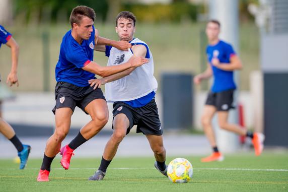 Los cachorros de Joseba Etxeberria completaron su primer entrenamiento en Lezama.
