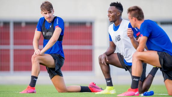 El filial rojiblanco se nutre de jugadores del Basconia para afrontar la nueva temporada.