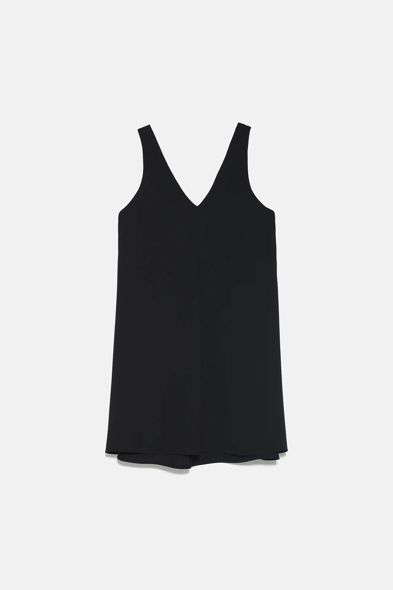 Amelia Bono apuesta por la elegancia y la sencillez con un vestido negro fluido de Zara