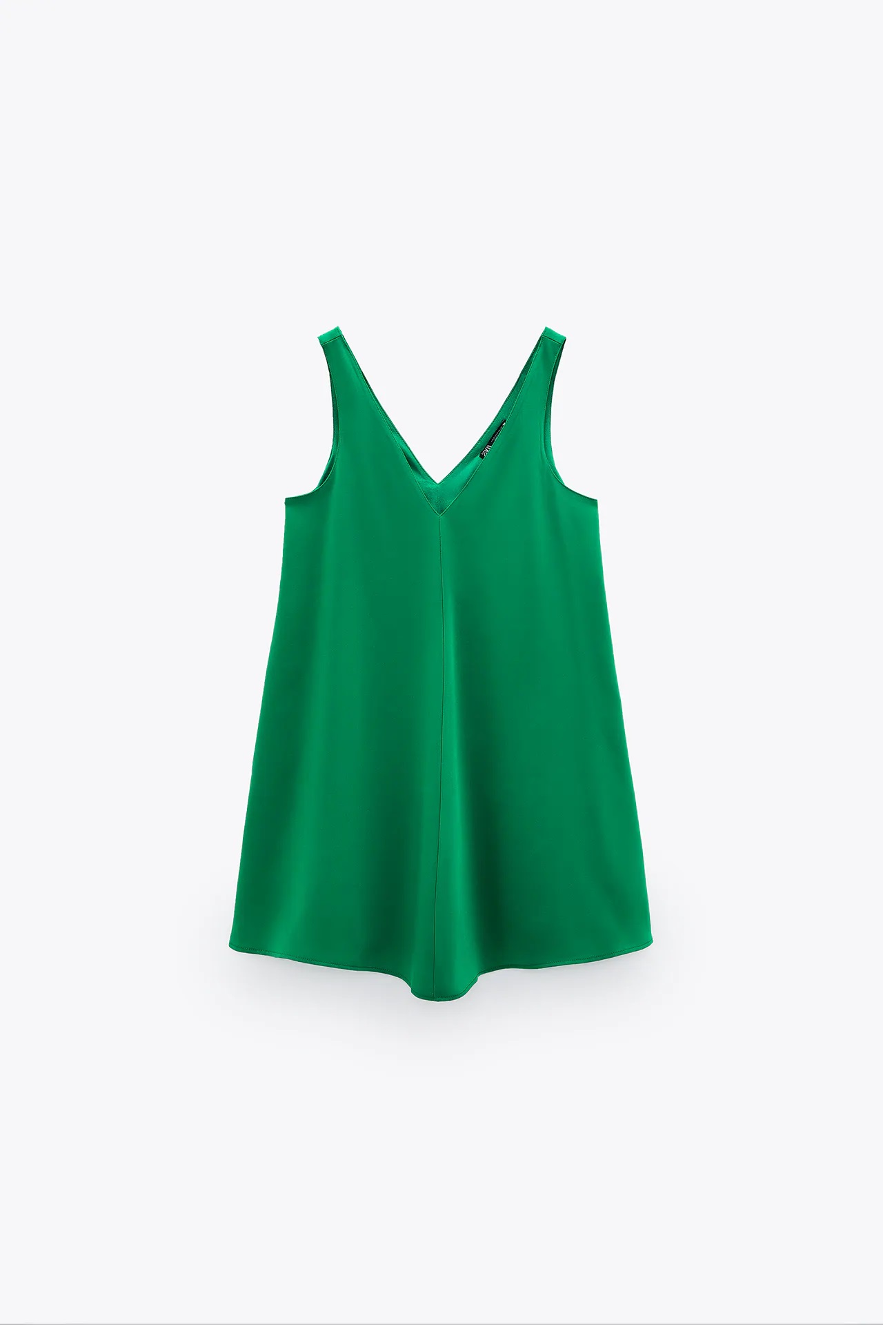 Amelia Bono apuesta por la elegancia y la sencillez con un vestido negro fluido de Zara