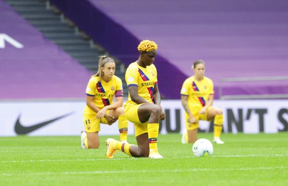 Las jugadoras, con rodilla en tierra, en una protesta contra el racismo.