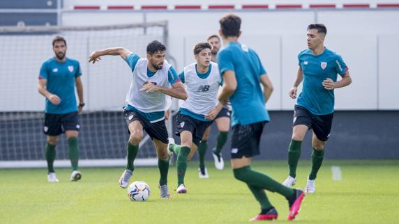 Kodro, con el balón controlado, en el partidillo de esta mañana.