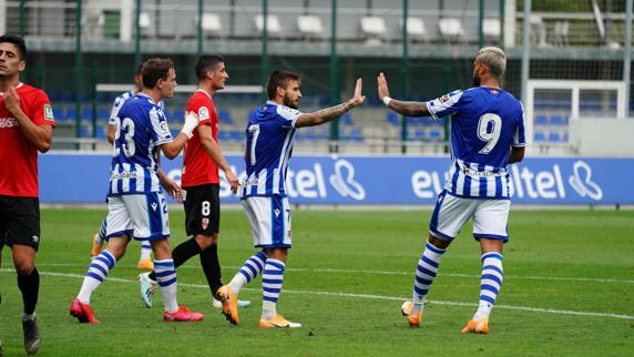 Portu y Willian José chocan sus manos