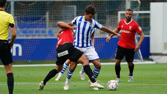 Zubimendi protege el esférico en el partido del sábado en Zubieta