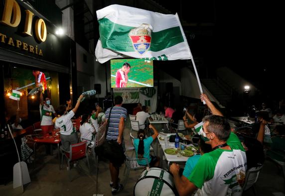Aficionados del Elche celebran el ascenso de su equipo
