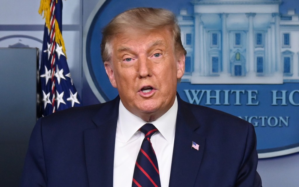 Trump celebra autorización de tratamiento de plasma por FDA tras criticar a agencia