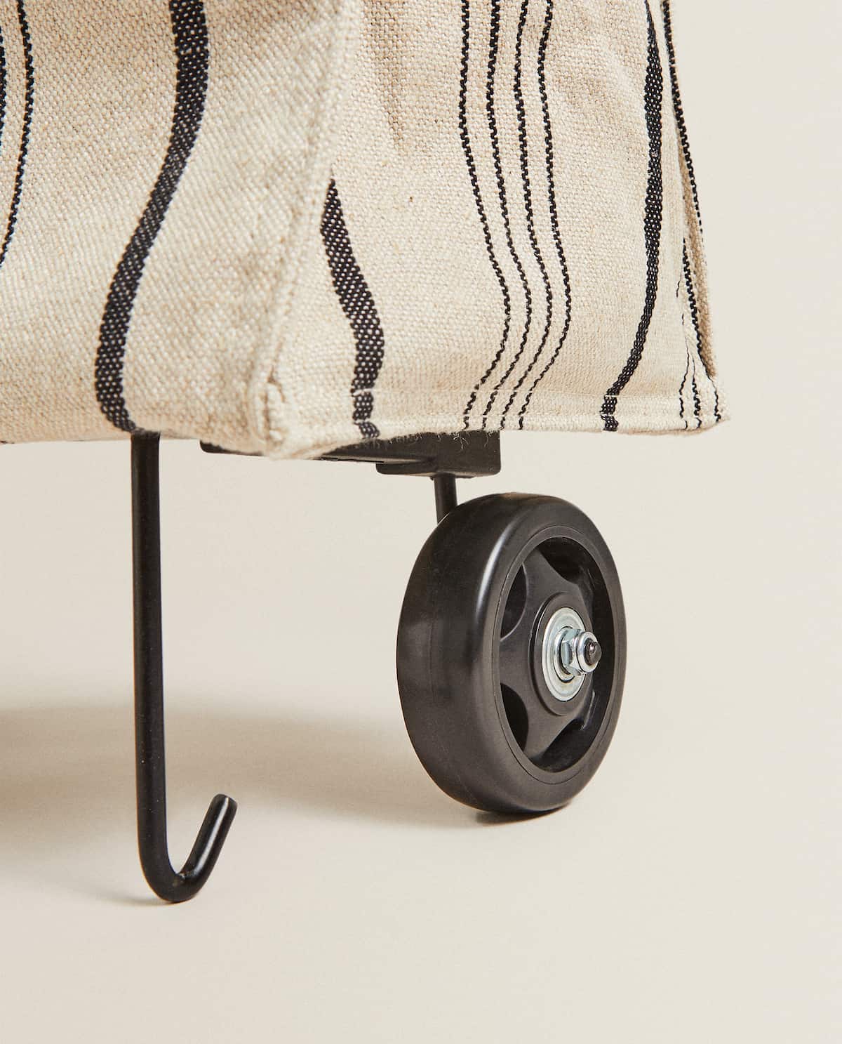 Zara Home: La bolsa que se convierte en carrito de la compra está batiendo récords de ventas