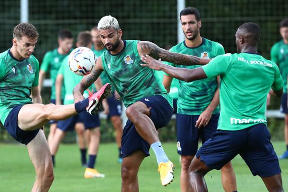 Llorente, Willian José, Merino y Sagnan pugnan por el mismo esférico