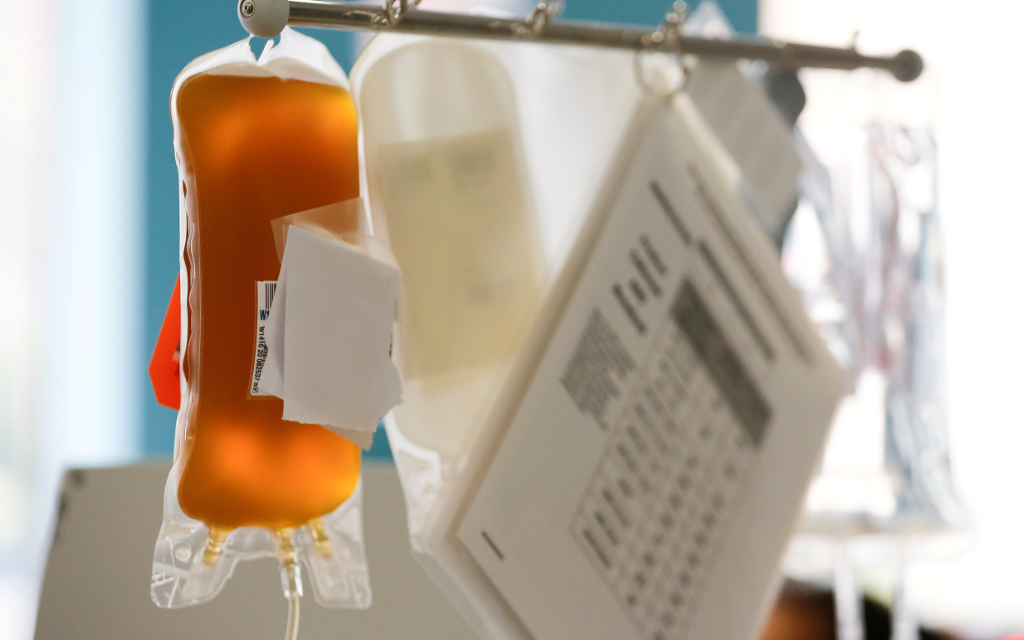 OMS, cautelosa con el plasma pese a autorización de emergencia de EU