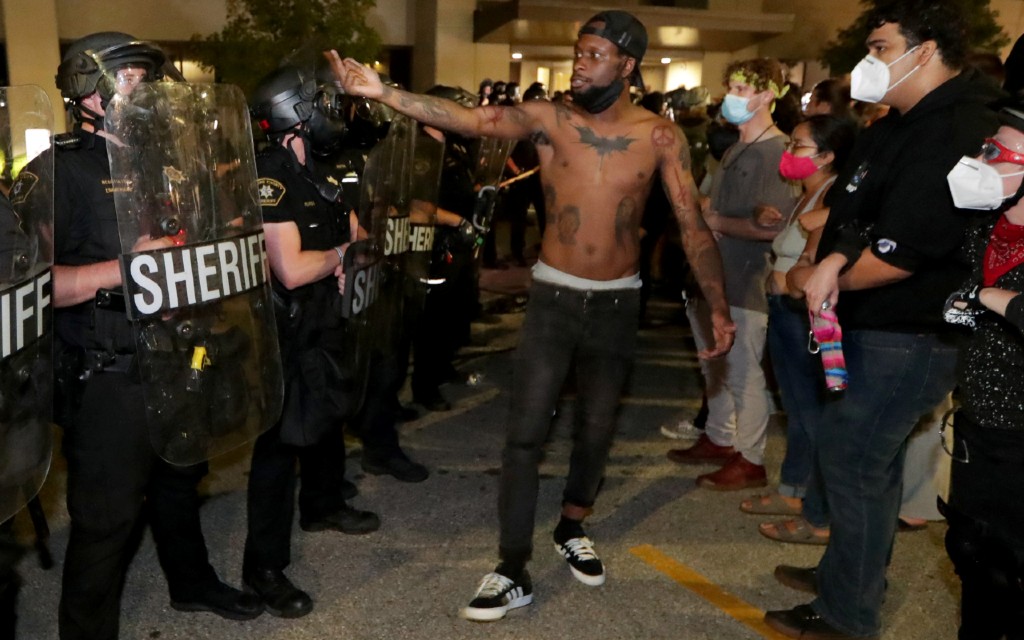 Policía le dispara 7 veces a un afroamericano en EU y cientos salen a protestar en Wisconsin (Video explícito)