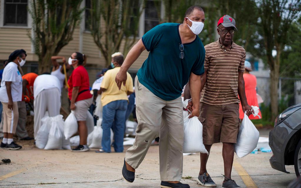 Huracán Laura amenaza a millones en Texas; en el Caribe deja 24 muertos