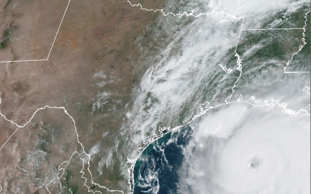 Huracán Laura se fortalece y se dirige al corazón de la refinación petrolera en EU