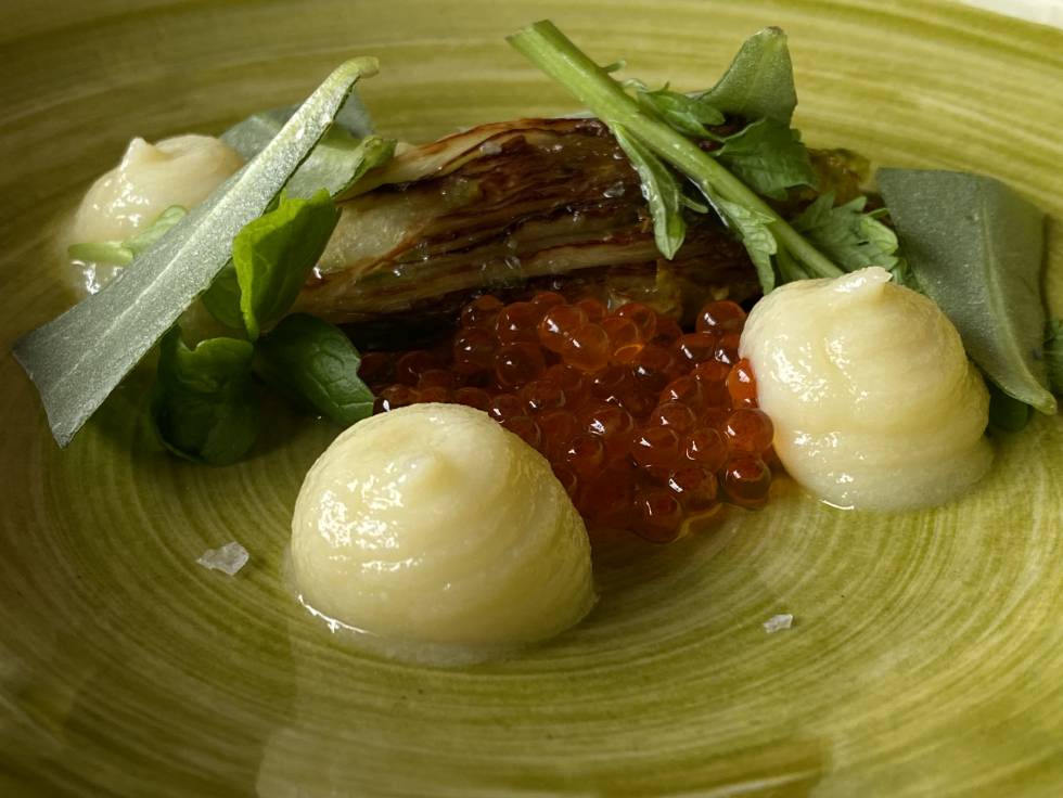 Cogollos de lechuga con brotes, huevas de trucha y una