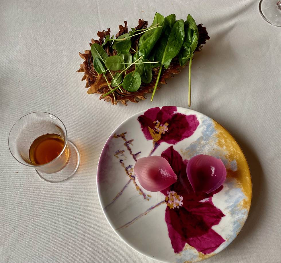 Pétalos de cebolla con ensalada de acederas y vasito de escabeche madre. J.C. CAPEL