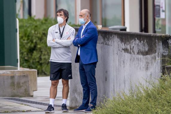 Aitor Elizegi y Josean Lekue, atentos al entrenamiento.