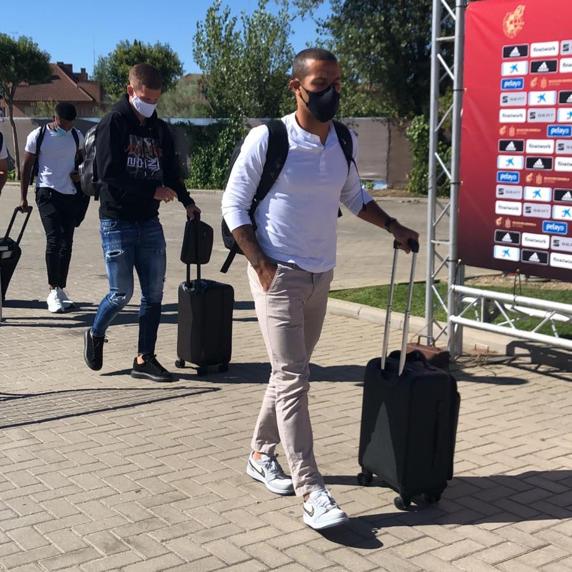 Thiago Alcántara, flamante campeón de la Champions, y Dani Olmo, a su llegada a la concentración