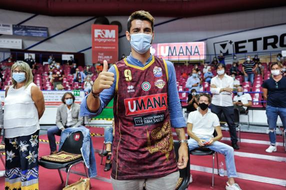 Álvaro Morata y Alice Campello, en un partido de baloncesto en Italia.